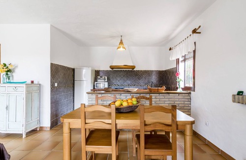 El Palmar House | Holiday Home 'El Algarrobo' with Shared Pool, Private Terrace & Wi-Fi