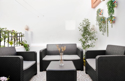 San Ambrosio House | Holiday Home 'Reina's' with Balcony, Wi-Fi and Air Conditioning