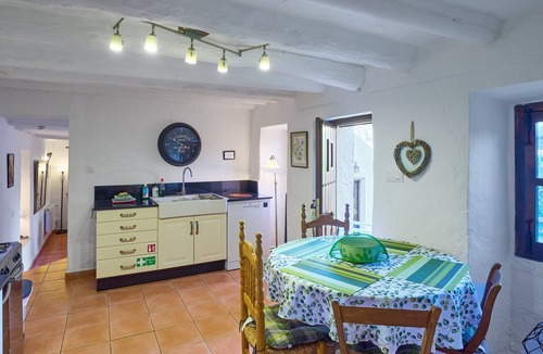 Iznajar House | Holiday Home '3 Bedrooms' with Mountain View, Shared Pool and Wi-Fi