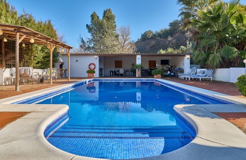 Iznajar House | Holiday Home '3 Bedrooms' with Mountain View, Shared Pool and Wi-Fi