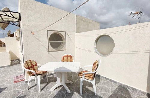 La Siesta House | Holiday Home 'Agradable Casa Vacaciones' with Private Terrace, Wi-Fi and Air Conditioning