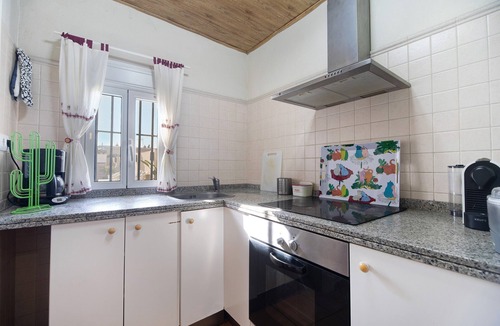 Chipiona House | Holiday Home 'Beautiful Traditional House' with Private Pool, Wi-Fi and Air Conditioning
