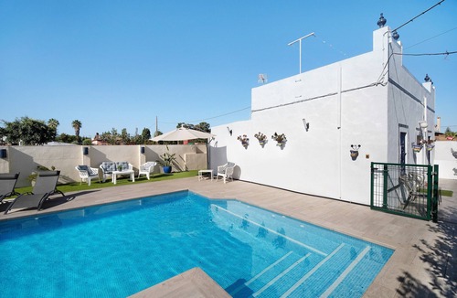 Chipiona House | Holiday Home 'Beautiful Traditional House' with Private Pool, Wi-Fi and Air Conditioning