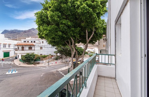 Agaete House | Holiday Home 'Bright' with Mountain View, Balcony and Wi-Fi