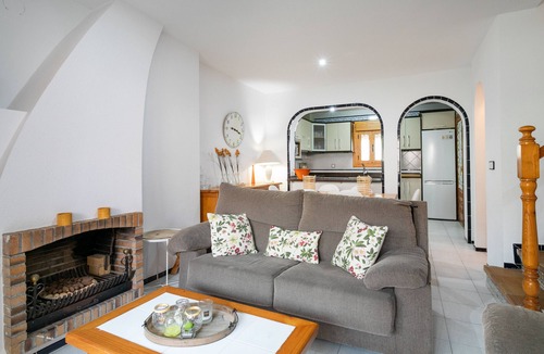 Los Arenales del Sol House | Holiday Home 'casa en la playa con piscinas Pedro' with Shared Pool, Wi-Fi and Air Conditioning