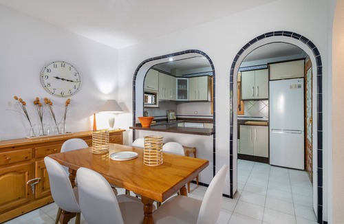 Los Arenales del Sol House | Holiday Home 'casa en la playa con piscinas Pedro' with Shared Pool, Wi-Fi and Air Conditioning