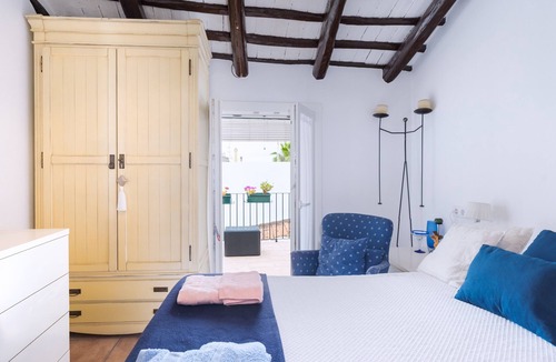 El Pedroso House | Holiday Home 'Casa El Pedroso' with Private Terrace, Wi-Fi and Air Conditioning