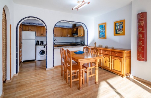Los Arenales del Sol House | Holiday Home 'Casa En La Playa' with Shared Pool, Private Terrace and Wi-Fi