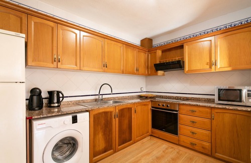 Los Arenales del Sol House | Holiday Home 'Casa En La Playa' with Shared Pool, Private Terrace and Wi-Fi