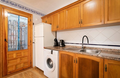Los Arenales del Sol House | Holiday Home 'Casa En La Playa' with Shared Pool, Private Terrace and Wi-Fi