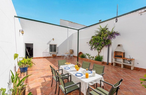 La Lantejuela House | Holiday Home 'Casa Rural Berraquero' with Pool, Terrace & Wi-Fi