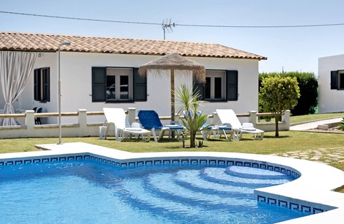 Brena y Marismas de Barbate Natural Park House | Holiday Home "Casa Maria Marta" with Shared Pool & A/C