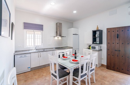 La Lantejuela House | Holiday Home 'Casa Rural Lola - Lantejuela' with Private Pool, Wi-Fi and Air Conditioning