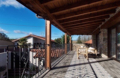 San Justo de la Vega House | Holiday Home 'Con Encanto' with Private Garden, Balcony and Wi-Fi