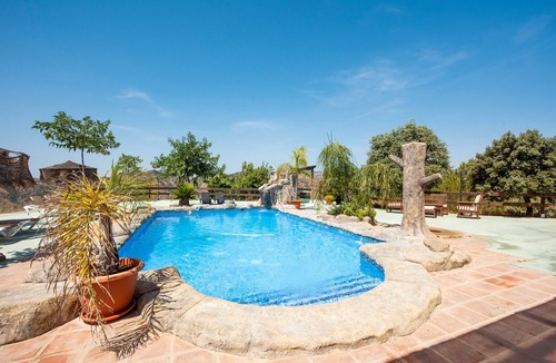 Almogia House | Holiday Home 'El Desafío De Las Águilas' with Lake View, Wi-Fi and Air Conditioning