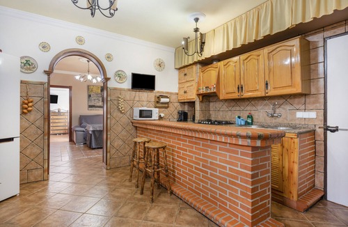 Arcos de la Frontera House | Holiday Home 'El Santiscal' with Mountain Views, Wi-Fi & Air Conditioning