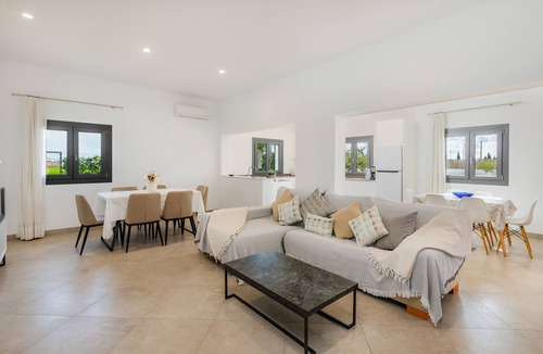 Sa Pobla House | Holiday Home Finca Goet with Mountain View, Pool & Wi-Fi