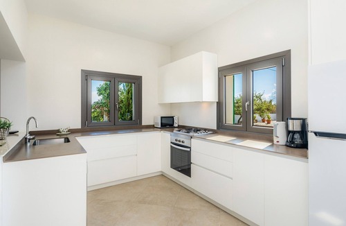 Sa Pobla House | Holiday Home Finca Goet with Mountain View, Pool & Wi-Fi