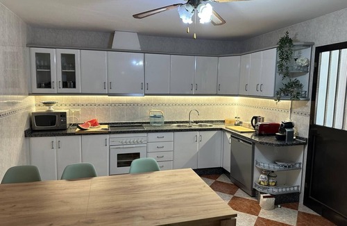 La Victoria House | Holiday Home 'Gení' with Private Pool, Wi-Fi, and Air Conditioning
