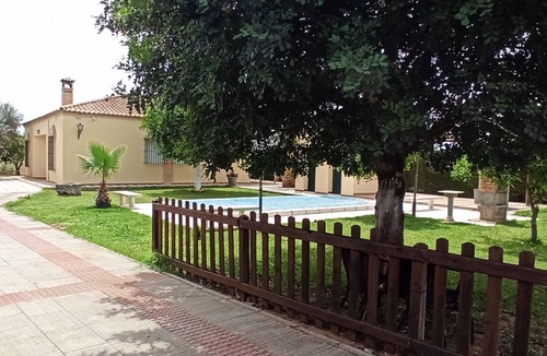 Marchena House | Holiday Home 'Hacienda Nápoles Marchena' with Private Pool, Wi-Fi and Air Conditioning