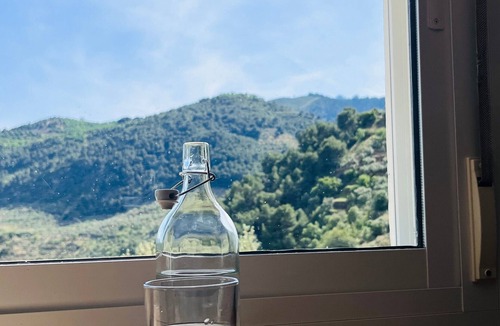 Yunquera House | Holiday Home 'La Casita De La Loma' with Mountain View, Wi-Fi and Air Conditioning