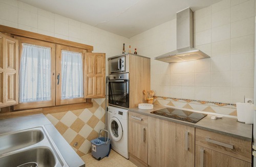 Pedro Bernardo House | Holiday Home 'La Casa De La Golondrina' with Balcony and Air Conditioning