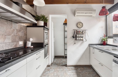 Alcoleja House | Holiday Home 'La Llar D' Aitana' with Mountain View, Private Terrace and Wi-Fi