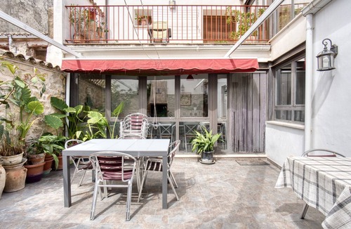 Alcoleja House | Holiday Home 'La Llar D' Aitana' with Mountain View, Private Terrace and Wi-Fi