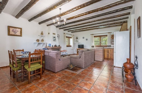 Orgiva House | Holiday Home 'Las Gallinas Cottage' with Mountain View, Wi-Fi and Air Conditioning