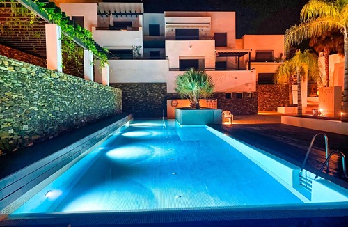 Playa Macenas House | Holiday Home 'Luxe - Macenas Resort Pool' with Sea Views, Wi-Fi & Air Conditioning