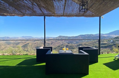 El Gastor House | Holiday Home 'Miralvalle' with Mountain View, Wi-Fi and Air Conditioning