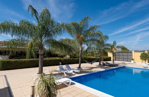 Lora Del Rio House | Holiday Home 'Oasis' with Private Pool, Wi-Fi and Air Conditioning