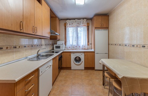 El Barraco House | Holiday Home Paraíso Ground Floor - Lake Views, Gredos & Garden