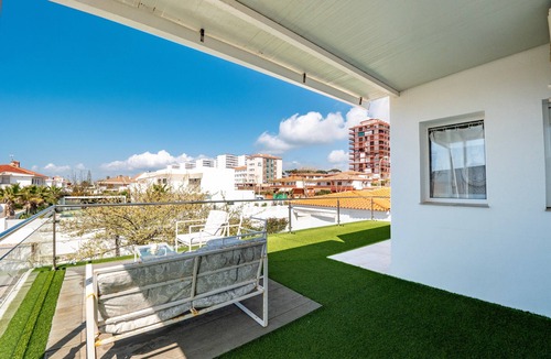 Punta Umbria House | Holiday Home 'Precioso Chalet A Pie De Playa' with Sea View, Wi-Fi and Air Conditioning