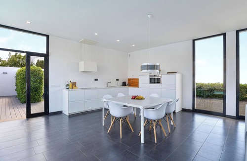 Macher Villa | Holiday Villa Iconic with Mountain View, Fast Wi-Fi, A/C, Pool