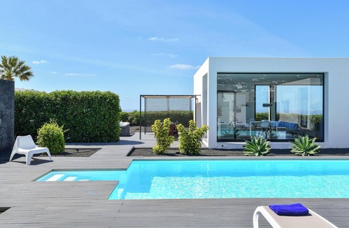 Macher Villa | Holiday Villa Iconic with Mountain View, Fast Wi-Fi, A/C, Pool
