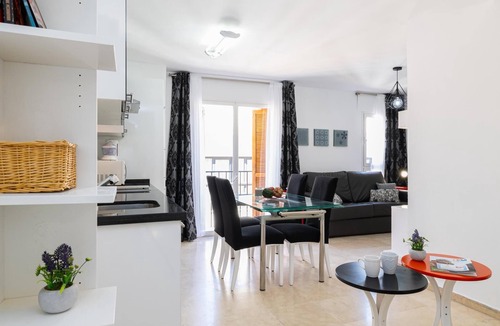 Perchel Sur Apartment | Holidays2Malaga Ancha del Carmen AACC, Lift, WIFI