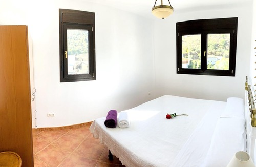 Conchar Villa | Homerez - Villa for 14 ppl. with swimming-pool, garden and terrace at Cónchar