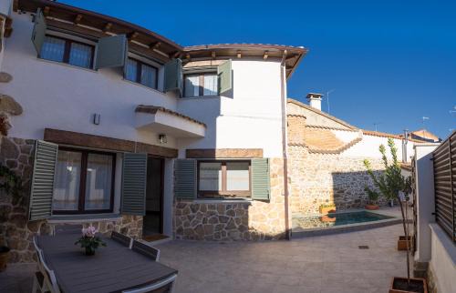 Navalcan House | La Casina Casa rural con piscina privada y patio cerca de Gredos