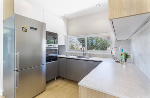 Triquivijate House | Laian Branded Residensed House with Private Pool and Air Conditioning