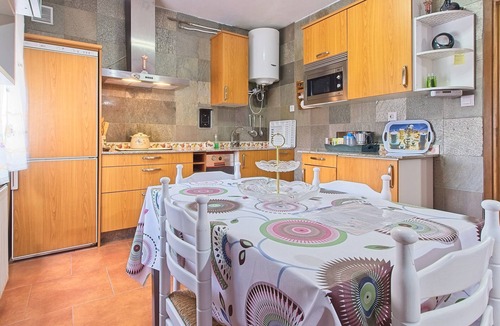 Carballeda de Valdeorras Apartment | Leopoldo I Apartment with Mountain Views, Shared Pool and Barbecue