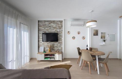 Genalguacil House | Lo del Tío Andrés II, Casa moderna con vistas panorámicas en Genalguacil