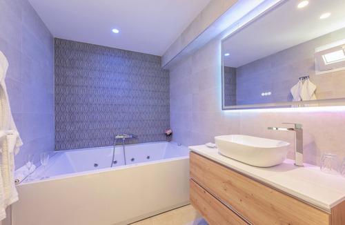 Carratraca Bed & Breakfast | Luna Room with Double Whirlpool Bath