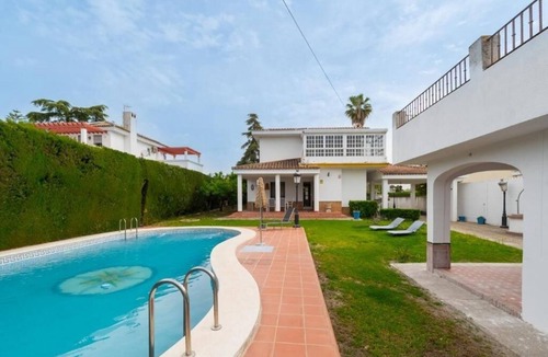 Valencina de la Concepcion Ski Chalet | Luxurious house with swimming pool just minutes from Seville