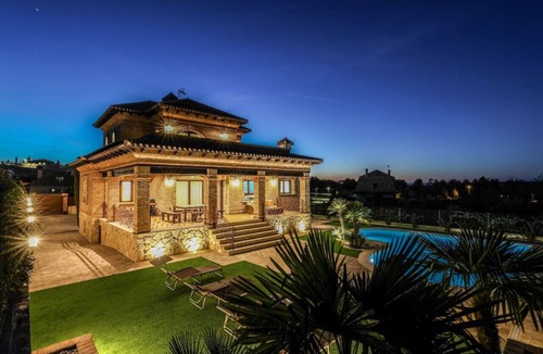 Layos Villa | Luxe Experience Toledo | Pool | BBQ | Billiards | Billiards