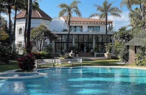 Marbella Villa | Luxurious 10-Bed Oasis: Pool, Garden & Glamour!