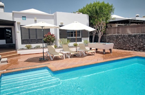 Puerto del Carmen Villa | Luxury 3 bed villa with h/pool h/tub free WiFi & full A/C.A short walk to beach
