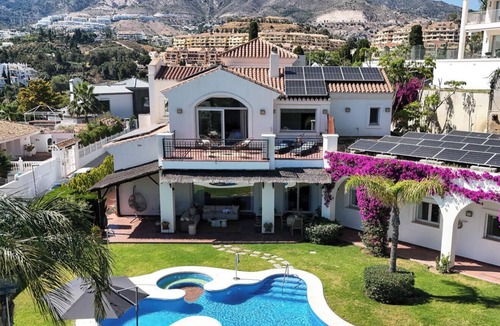 Torrequebrada Villa | Luxury 5BR Villa Benalmádena | Pool & Jacuzzi REF073