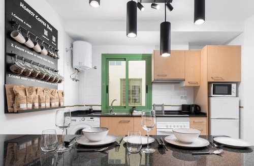 Castillo Caleta de Fuste Apartment | Luxury Apt King Size, 300mb Wifi & Free Coffee Bar