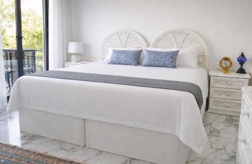 Nueva Andalucia Villa | Luxury Golf Front Villa Spa, Jacuzzi & Heated Pool
